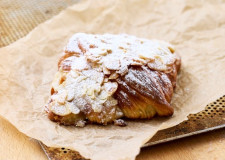 Mandel Croissant