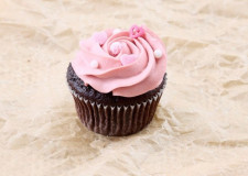 Chokolade cupcake med karamelmidte